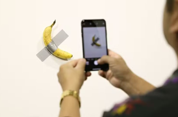 Mordida duas vezes, arte de ‘banana colada com fita adesiva’ é vendida por R$ 35 milhões em leilão nos EUA mordida-duas-vezes,-arte-de-‘banana-colada-com-fita-adesiva’-e-vendida-por-r$-35-milhoes-em-leilao-nos-eua