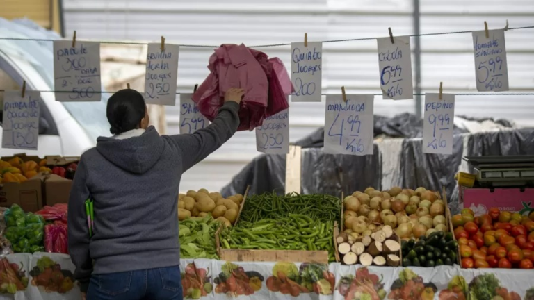 Inflação sobe 0,56% em outubro e fura o teto da meta em 12 meses, diz IBGE inflacao-sobe-0,56%-em-outubro-e-fura-o-teto-da-meta-em-12-meses,-diz-ibge