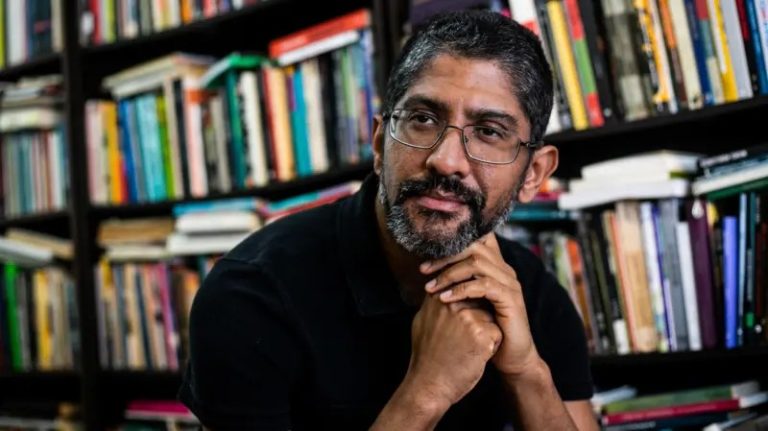 Brancos de classe média atacam cotistas porque perderam privilégio de ser medíocres, diz escritor pioneiro das cotas brancos-de-classe-media-atacam-cotistas-porque-perderam-privilegio-de-ser-mediocres,-diz-escritor-pioneiro-das-cotas