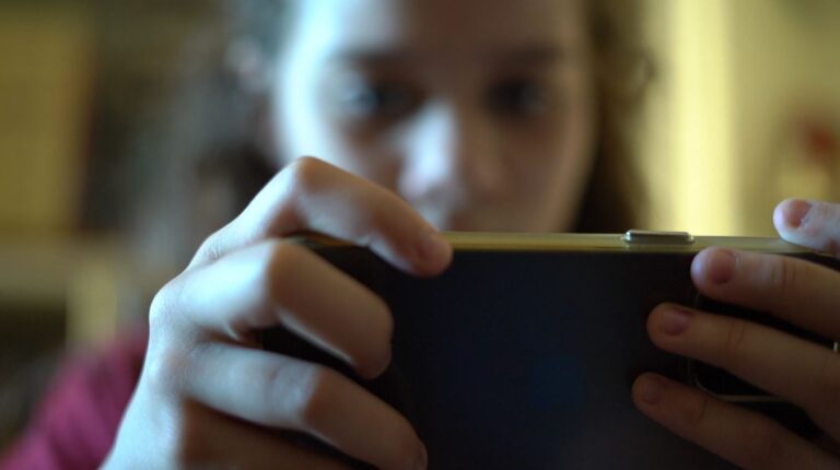 Plano da Austrália de banir crianças das redes sociais se mostra popular e problemático plano-da-australia-de-banir-criancas-das-redes-sociais-se-mostra-popular-e-problematico