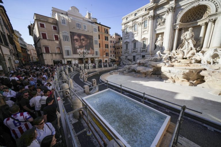 Roma monta piscina improvisada em frente à Fontana di Trevi para turistas jogarem moedas, enquanto monumento é reformado roma-monta-piscina-improvisada-em-frente-a-fontana-di-trevi-para-turistas-jogarem-moedas,-enquanto-monumento-e-reformado