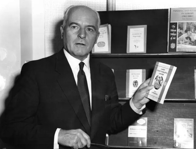 O livro 'obsceno' que chegou a ser banido e depois virou best-seller mundial o-livro-'obsceno'-que-chegou-a-ser-banido-e-depois-virou-best-seller-mundial