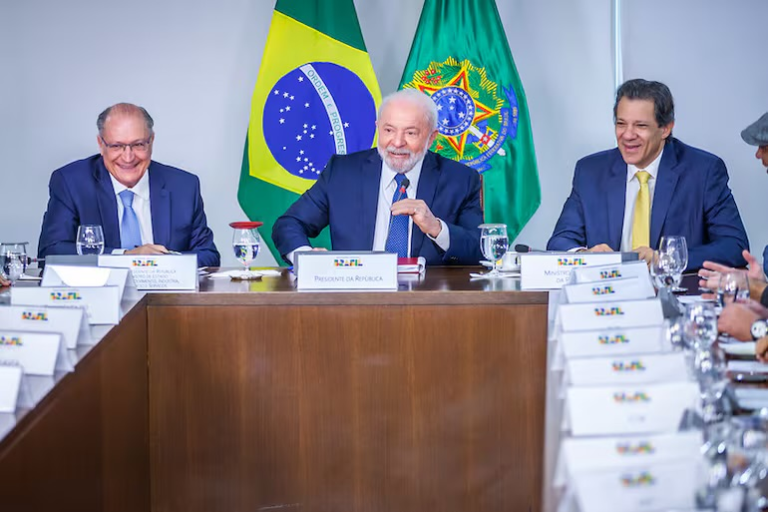 Lula se reúne nesta segunda com equipe econômica para fechar pacote de revisão de gastos lula-se-reune-nesta-segunda-com-equipe-economica-para-fechar-pacote-de-revisao-de-gastos