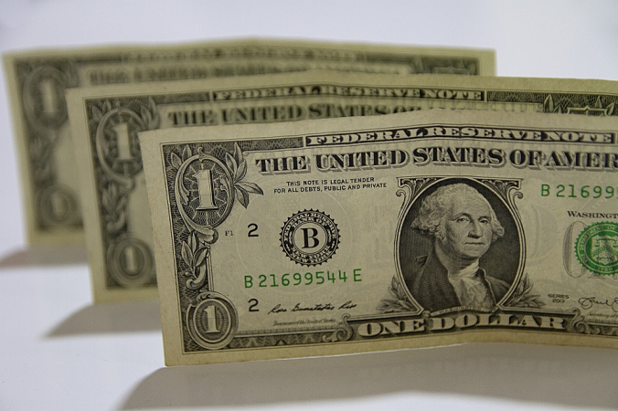 Dólar inicia o dia em alta e bate em R$ 6 após divulgação de pacote fiscal dolar-inicia-o-dia-em-alta-e-bate-em-r$-6-apos-divulgacao-de-pacote-fiscal