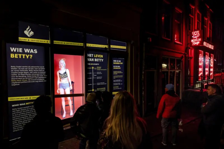 O holograma em vitrine da Holanda usado para tentar desvendar assassinato de prostituta o-holograma-em-vitrine-da-holanda-usado-para-tentar-desvendar-assassinato-de-prostituta