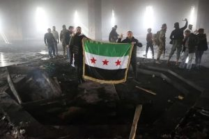 Rebeldes sírios queimam túmulo do pai de Bashar al-Assad rebeldes-sirios-queimam-tumulo-do-pai-de-bashar-al-assad