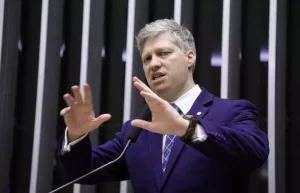 ‘Assim como Dilma, Lula está levando o Brasil à falência’, diz Van Hattem ‘assim-como-dilma,-lula-esta-levando-o-brasil-a-falencia’,-diz-van-hattem