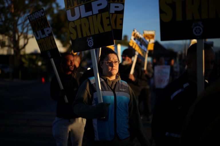 Funcionários da Amazon entram em greve em sete locais nos EUA dias antes do Natal funcionarios-da-amazon-entram-em-greve-em-sete-locais-nos-eua-dias-antes-do-natal