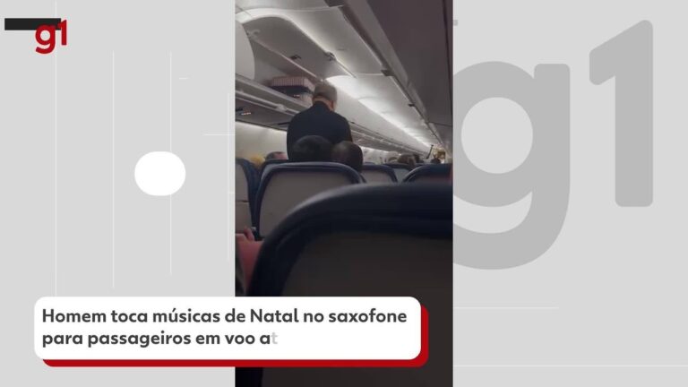 video:-homem-toca-musicas-de-natal-no-saxofone-para-passageiros-em-voo-atrasado