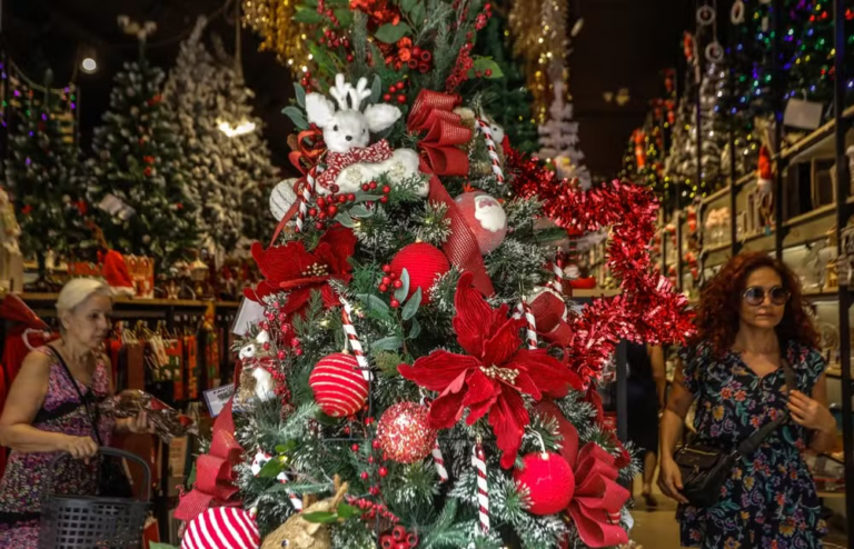 Compras de última hora movimentam shoppings e comércio de rua; associação estima alta de 7% nas vendas este ano compras-de-ultima-hora-movimentam-shoppings-e-comercio-de-rua;-associacao-estima-alta-de-7%-nas-vendas-este-ano