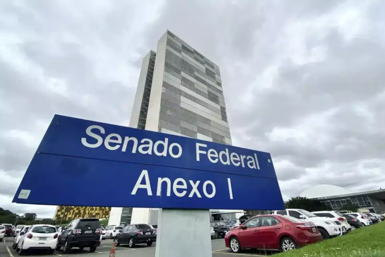 senado-torra-mais-de-r$2,3-milhoes-somente-pagando-hora-extra-em-um-mes