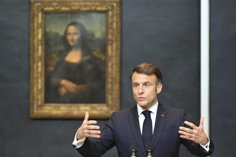 Macron anuncia reforma do Louvre e sala exclusiva para a Mona Lisa com ingresso à parte macron-anuncia-reforma-do-louvre-e-sala-exclusiva-para-a-mona-lisa-com-ingresso-a-parte