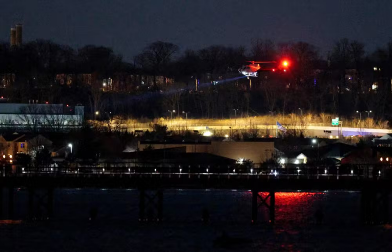 Avião com 64 pessoas se choca com helicóptero militar e cai em rio perto de Washington, nos EUA aviao-com-64-pessoas-se-choca-com-helicoptero-militar-e-cai-em-rio-perto-de-washington,-nos-eua