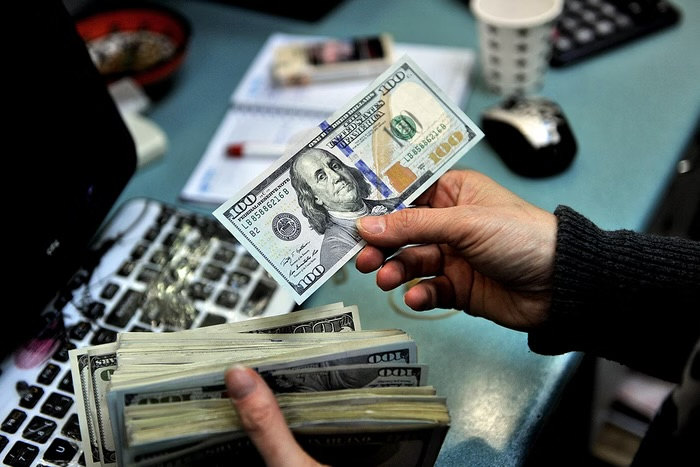 Dólar fecha a R$ 5,77, na 12ª queda, maior série de recuos em 20 anos dolar-fecha-a-r$-5,77,-na-12a-queda,-maior-serie-de-recuos-em-20-anos