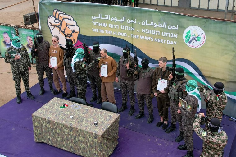 Hamas faz reféns israelenses agradecerem aos captores antes de serem libertos hamas-faz-refens-israelenses-agradecerem-aos-captores-antes-de-serem-libertos