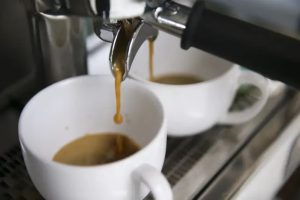 Café fica mais caro na mesa dos brasileiros: preços mais que triplicam em cinco anos cafe-fica-mais-caro-na-mesa-dos-brasileiros:-precos-mais-que-triplicam-em-cinco-anos