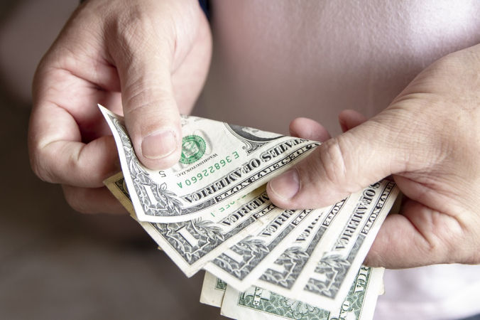 Dólar sobe a R$ 5,72 após ameaças tarifárias de Trump e ata do Fed dolar-sobe-a-r$-5,72-apos-ameacas-tarifarias-de-trump-e-ata-do-fed