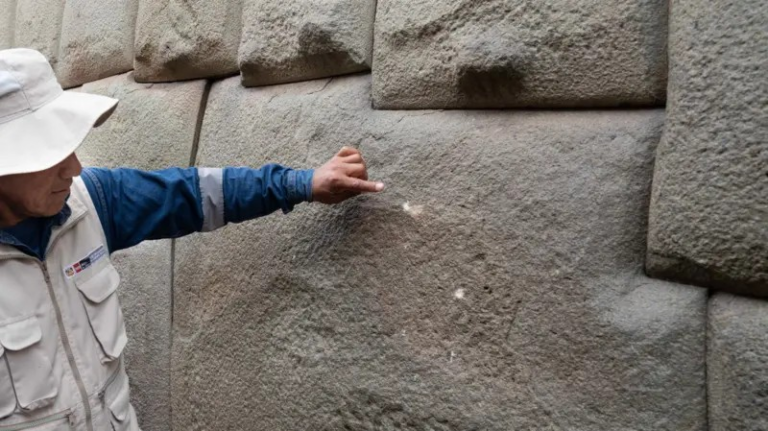 o-que-e-a-pedra-de-12-angulos,-joia-da-arquitetura-inca-vandalizada-de-forma-irrecuperavel