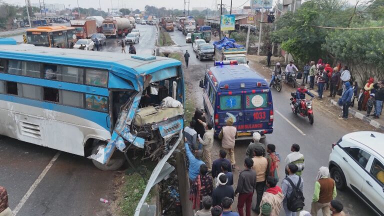 Encantadores de serpentes, trânsito caótico e casamento típico indiano: as cenas da vida na Índia em VÍDEOS e FOTOS encantadores-de-serpentes,-transito-caotico-e-casamento-tipico-indiano:-as-cenas-da-vida-na-india-em-videos-e-fotos