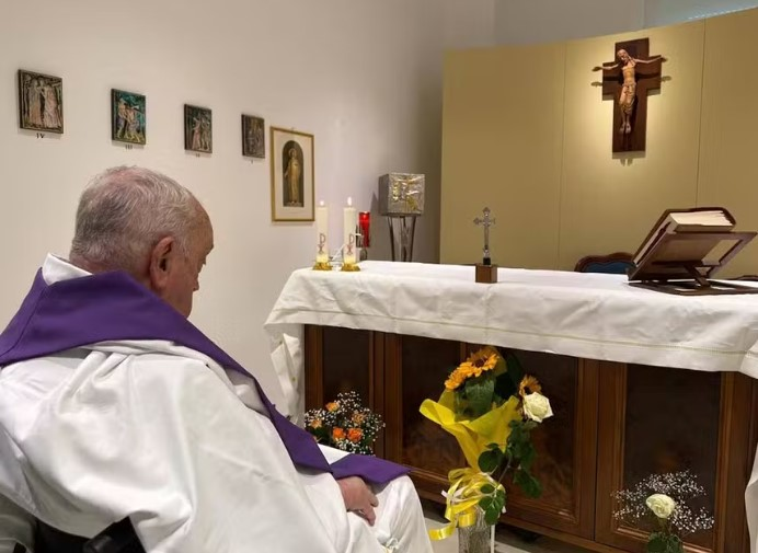 Vaticano publica foto do papa Francisco rezando na capela do hospital vaticano-publica-foto-do-papa-francisco-rezando-na-capela-do-hospital
