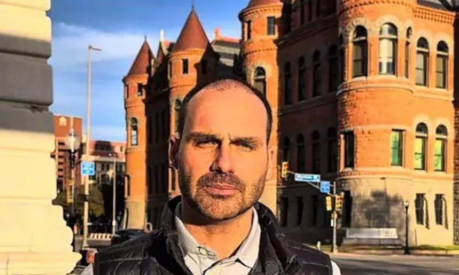 PSOL pede que Mesa Diretora da Câmara negue licença a Eduardo Bolsonaro psol-pede-que-mesa-diretora-da-camara-negue-licenca-a-eduardo-bolsonaro