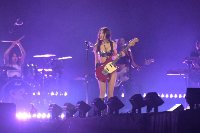 Olivia Rodrigo ignora show em Curitiba e gera revolta entre fãs brasileiros olivia-rodrigo-ignora-show-em-curitiba-e-gera-revolta-entre-fas-brasileiros