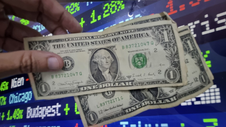Após flertar com R$ 6,10 pela manhã, dólar recua e fecha a R$ 5,84 com trégua de Trump; Ibovespa tem alta apos-flertar-com-r$-6,10-pela-manha,-dolar-recua-e-fecha-a-r$-5,84-com-tregua-de-trump;-ibovespa-tem-alta