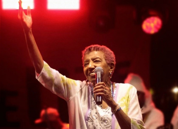 Leci Brandão recebe alta após ‘mal súbito’ durante show em festival leci-brandao-recebe-alta-apos-‘mal-subito’-durante-show-em-festival