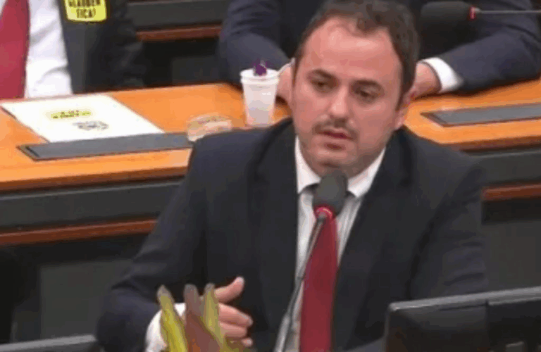 Glauber Braga anuncia que vai encerrar greve de fome glauber-braga-anuncia-que-vai-encerrar-greve-de-fome