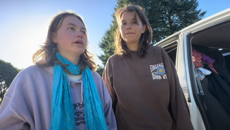 'Tivemos que ficar nuas na frente das policiais': mochileiras alemãs são detidas e deportadas dos EUA 'tivemos-que-ficar-nuas-na-frente-das-policiais':-mochileiras-alemas-sao-detidas-e-deportadas-dos-eua