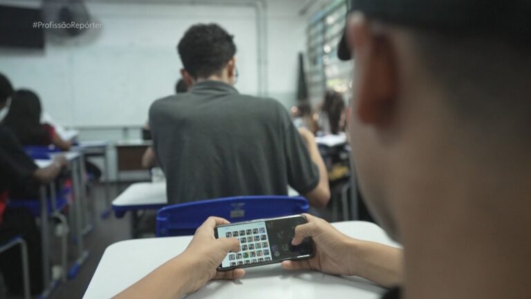 mesmo-com-proibicao,-maioria-dos-estudantes-do-ensino-medio-segue-levando-celular-para-a-escola-e-admite-uso-em-sala-de-aula