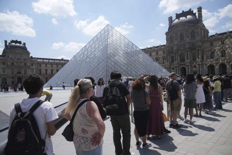 Turismo em massa: Louvre fecha após funcionários entrarem em greve contra superlotação turismo-em-massa:-louvre-fecha-apos-funcionarios-entrarem-em-greve-contra-superlotacao