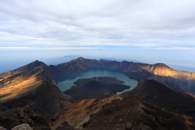 9 mortes em 5 anos: por que o monte Rinjani, onde brasileira morreu em área de vulcão, é tão perigoso? 9-mortes-em-5-anos:-por-que-o-monte-rinjani,-onde-brasileira-morreu-em-area-de-vulcao,-e-tao-perigoso?