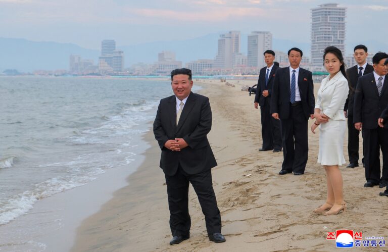 kim-jong-un-inaugura-resort-e-parque-aquatico-em-praia-da-coreia-do-norte
