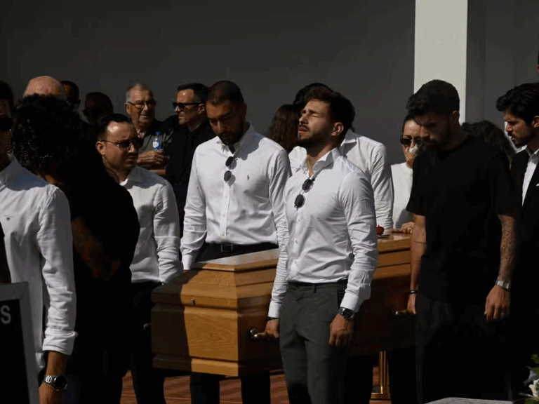 Parentes e jogadores se despedem de Diogo Jota e André Silva em enterro parentes-e-jogadores-se-despedem-de-diogo-jota-e-andre-silva-em-enterro