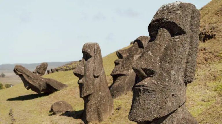 a-lenta-destruicao-das-estatuas-gigantes-na-ilha-de-pascoa:-'um-dia-voltarao-ao-oceano'