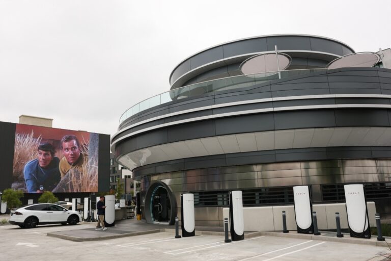 como-e-o-restaurante-da-tesla,-de-elon-musk,-que-nao-aceita-dinheiro-e-serve-lanches-em-embalagens-de-cybertruck