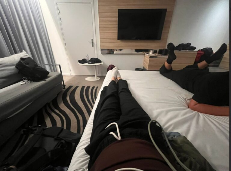 brasileira-relata-tentativa-de-estupro-apos-tap-acomoda-la-em-quarto-de-hotel-com-homem-desconhecido