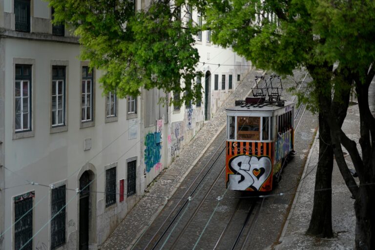 Elevador da Glória: bondinho que descarrilou é cartão-postal de Lisboa elevador-da-gloria:-bondinho-que-descarrilou-e-cartao-postal-de-lisboa