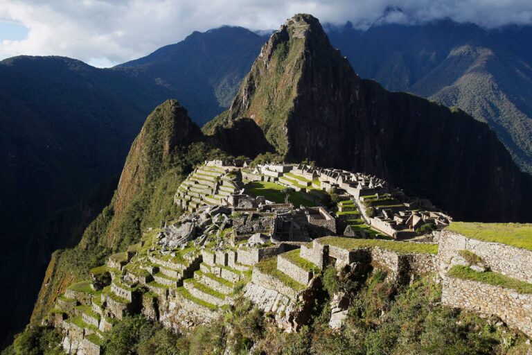 machu-picchu:-900-turistas-ficaram-presos-na-cidade-inca-apos-servico-de-trem-ser-suspenso
