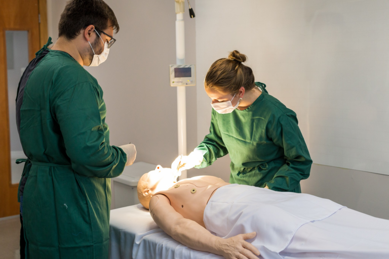 dia-do-medico:-quanto-custa-cursar-medicina?-cursos-passam-de-r$-12-mil-e-podem-chegar-a-r$-15,7-mil;-veja-lista