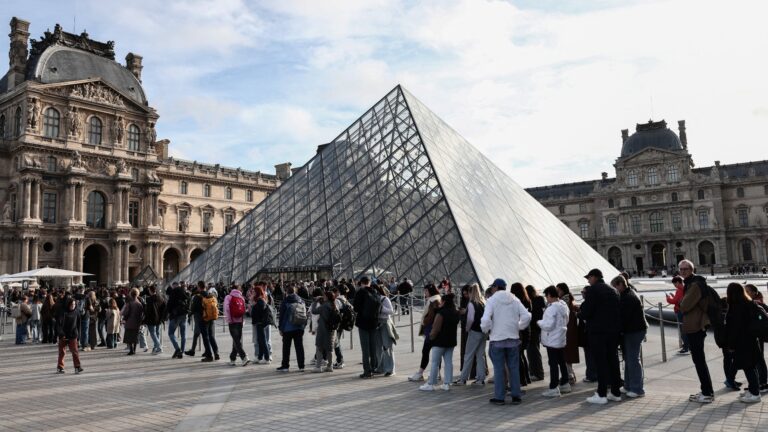 museu-do-louvre-reabre-para-visitantes-pela-primeira-vez-apos-roubo-de-joias