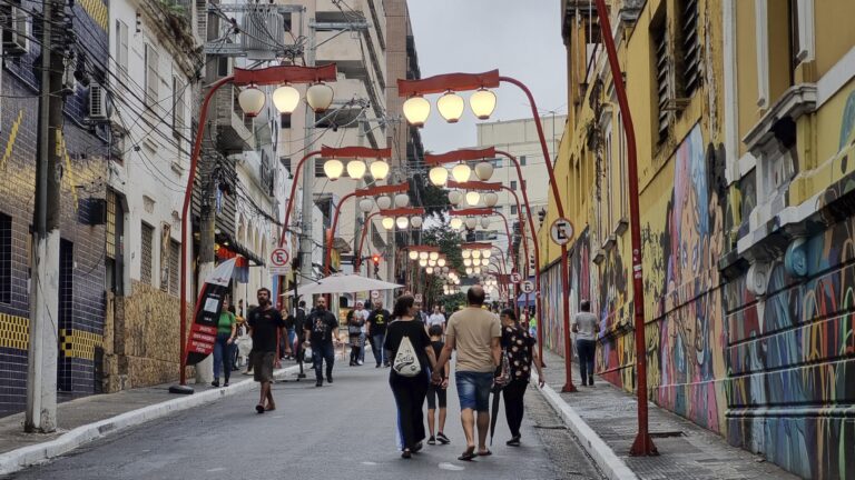 bairro-da-liberdade,-no-centro-de-sp,-e-eleito-um-dos-25-melhores-destinos-turisticos-do-mundo-por-renomado-guia-de-viagens