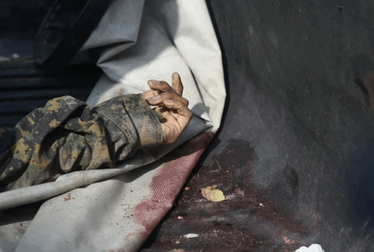 moradores-sao-alvo-de-inquerito-policial-por-retirar-armas-e-fardas-de-mortos-em-acao-no-alemao-e-penha