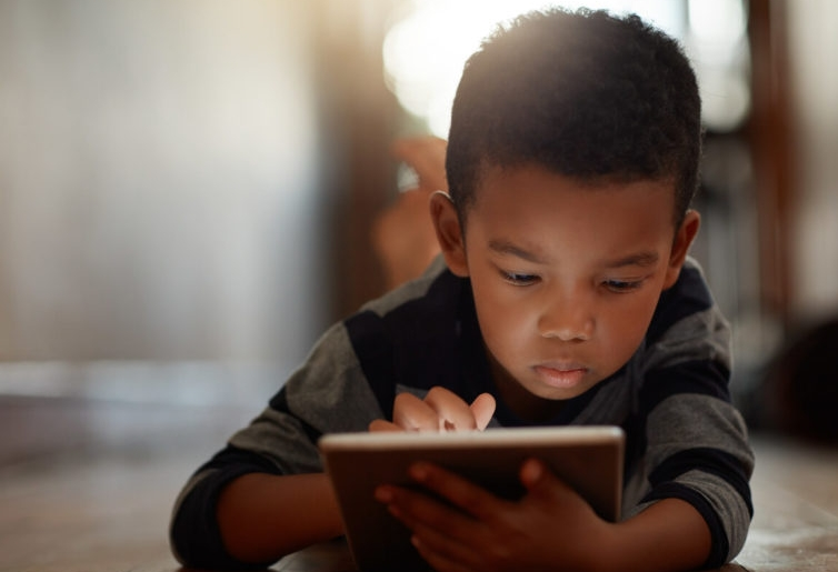 Miopia explode entre crianças: Telas viram vilãs da nova geração pós-pandemia miopia-explode-entre-criancas:-telas-viram-vilas-da-nova-geracao-pos-pandemia