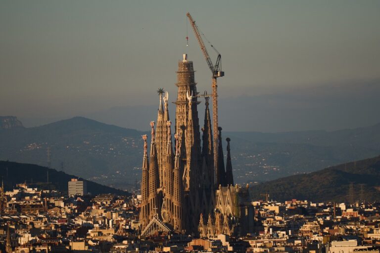 basilica-sagrada-familia-ultrapassa-igreja-alema-e-se-torna-a-mais-alta-do-mundo