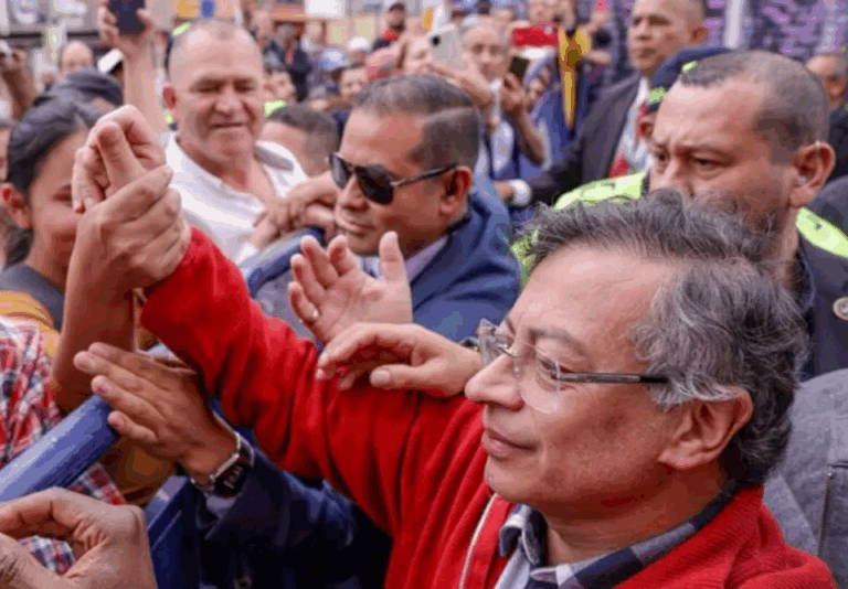 Presidente da Colômbia culpa “nazistas de Bolsonaro” por mortes em operação no Rio presidente-da-colombia-culpa-“nazistas-de-bolsonaro”-por-mortes-em-operacao-no-rio