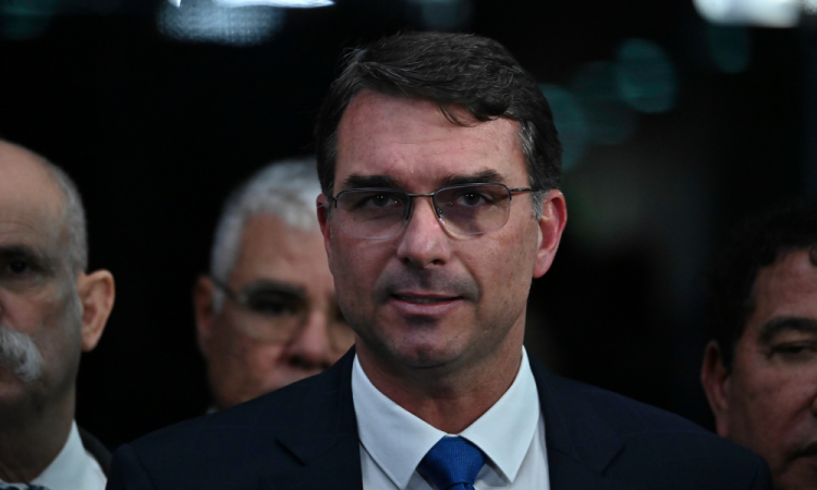 Flávio Bolsonaro chama de ‘farsa’ decisão do STF que manteve condenação de Jair Bolsonaro flavio-bolsonaro-chama-de-‘farsa’-decisao-do-stf-que-manteve-condenacao-de-jair-bolsonaro