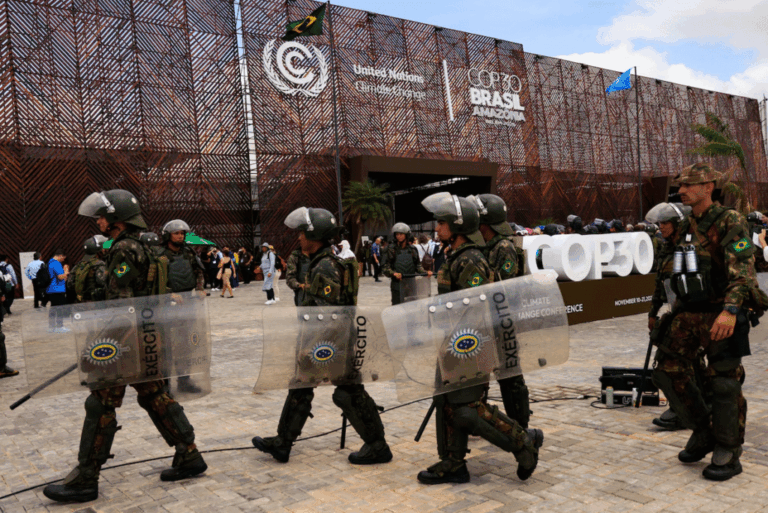 protestos-em-belem-opoem-governo-lula-e-onu-por-seguranca-e-tiram-cop-30-do-ar-condicionado
