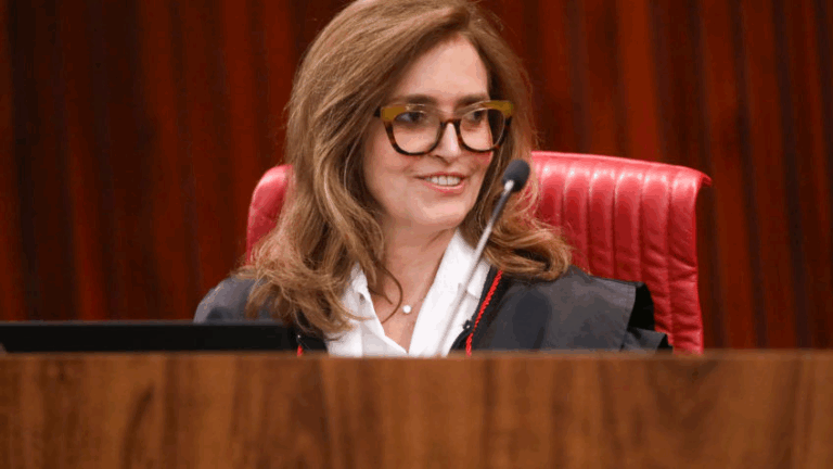 Ministra do TSE que votou para cassar Cláudio Castro deixa a Corte ministra-do-tse-que-votou-para-cassar-claudio-castro-deixa-a-corte